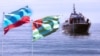 Російський військовий корабель на тлі прапорів Росії та самопроголошеної Республіки Абхазія. Колаж
