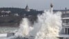 Хвилі в Севастополі під час шторму 29 листопада 2023 року