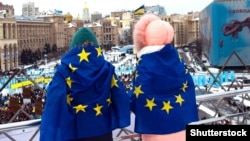 Діти з прапорами Євросоюзу на майдані Незалежності в Києві (архівне фото)