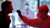 Медичний працівник збирає мазок у спеціальному центрі тестування на коронавірус у Кельні, Німеччина