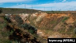 Провал ґрунту в районі будівництва дамби на річці Булганак у Ленінському районі Криму, 2 вересня 2021 року